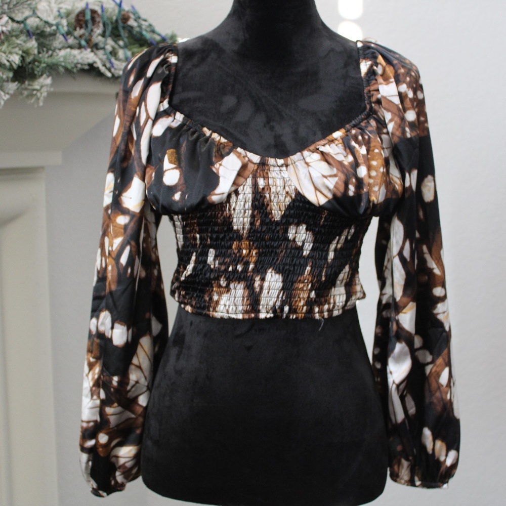 Lily White Cropped Long Sleeve Size Medium Top Pre-Owned In Good Condition